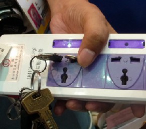 由于具有識別功能，插座只對標準插頭&ldquo;來電&rdquo;人體不受傷害