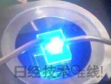 發(fā)光試驗(yàn)中的LED元件。基板尺寸:1cm見方,元件尺寸:0.3mm見方,注入電流:約200mA,中心波長:450nm