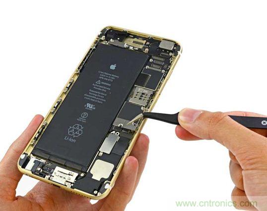 與iPhone 5S相比，電池尺寸更大，電池效率提高了16%。整部手機看起來就像一件藝術品，但看不到太多的內部構造。（來源：iFixit）