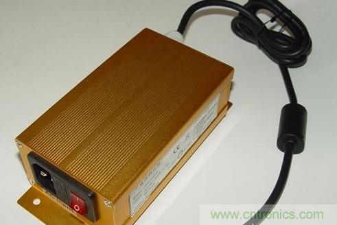 【導讀】本文總結(jié)出針對于LED電源EMC/EMI的主要幾個控制技術：電路措施、EMI濾波、元器件選擇、屏蔽和印制電路板抗干擾設計等。如果能正確合理的對這些問題進行解決，就可順利通過3C認證。  在電路當中，EMC和EMI的問題是人們始終關心的話題。在LED電路中，對于EMC和EMI的要求同樣非常高。本文將為大家介紹LED產(chǎn)品設計當中關于解決EMI與EMC的解決方法，感興趣的朋友快來看一看吧。  　　要解決LED驅(qū)動電源的電磁干擾問題，從硬件上可從以下幾個方面入手：  　　減少開關電源本身的干擾  　　軟開關技術，在原有的硬開關電路中增加電感和電容元件，利用電感和電容的諧振，降低開關過程中的du/dt和di/dt，使開關器件開通時電壓的下降先于電流的上升，或關斷時電流的下降先于電壓的上升，來消除電壓和電流的重疊。開關頻率調(diào)制技術，通過調(diào)制開關頻率fc，把集中在fc及其諧波2fc、 3fc&hellip;上的能量分散到它們周圍的頻帶上，以降低各個頻點上的EMI幅值。元器件的選擇，選擇不易產(chǎn)生噪聲、不易傳導和輻射噪聲的元器件。通常特別值得注意的是，二極管和變壓器等繞組類元器件的選用。反向恢復電流小、恢復時間短的快速恢復二極管是開關電源高頻整流部分的理想器件。合理使用電磁干擾濾波器，EMI濾波器的主要目的之一，電網(wǎng)噪聲是電磁干擾的一種，它屬于射頻干擾（RFI），其傳導噪聲的頻譜大致為10KHz~30MHz，最高可達 150MHz。  　　在一般情況下，差模干擾幅度小，頻率低，所造成的干擾較小;共模干擾幅度大，頻率高，還可以通過導線產(chǎn)生輻射，所造成的干擾較大。欲削弱傳導干擾，最有效的方法就是在開關電源輸入和輸出電路中加裝電磁干擾濾波器。LED電源一般采用簡易式單級EMI濾波器，主要包括共模扼流圈和濾波電容。EMI濾波器能有效抑制開關電源適配器的電磁干擾。 1 　　通過切斷干擾信號的傳播途徑來減少電磁干擾問題  　　第一種情況是電源線干擾可以使用電源線濾波器濾除。一個合理有效的開關電源EMI濾波器應該對電源線上差模和共模干擾都有較強的抑制作用。改善PCB板的電磁兼容性設計PCB是LED電源系統(tǒng)中電路元件和器件的支撐件，它提供電路元件和器件之間的電氣連接。隨著電子技術的飛速發(fā)展，PCB的密度越來越高。 PCB設計的好壞對LED電源系統(tǒng)的電磁兼容性影響很大。  　　實踐證實，即使電路原理圖設計正確，印刷電路板設計不當，也會對LED電源系統(tǒng)的可靠性產(chǎn)生不利影響。PCB抗干擾設計主要包括PCB布局、布線及接地，其目的是減小PCB的電磁輻射和PCB上電路之間的串擾。還有，一般變壓器電磁干擾引發(fā)的交流聲頻率一般為50HZ左右，而地線布線不當導致的交流聲，由于整流電路的倍頻作用頻率約為100HZ，仔細區(qū)分還是可以察覺的。因此，在設計印刷電路板的時候，應留意采用正確的方法，遵守PCB設計的一般原則，并應符合抗干擾的設計要求。  　　主動大幅增強受干擾體的抗干擾能力  　　在LED電源系統(tǒng)中輸進/輸出也是干擾源的傳導線，和接收射頻干擾信號的拾檢源，我們設計時一般要采取有效的措施：采用必要的共模/差模抑制電路，同時也要采取一定的濾波和防電磁屏蔽措施以減小干擾的進進。在條件許可的情況下盡可能采取各種隔離措施（如光電隔離或者磁電隔離），從而阻斷干擾的傳播。防雷擊措施，室外使用的LED電源系統(tǒng)或從室外排擠引進室內(nèi)的電源線、信號線，要考慮系統(tǒng)的防雷擊題目。常用的防雷擊器件有：氣體放電管、 TVS（Transient Voltage Suppression）等。氣體放電管是當電源的電壓大于某一數(shù)值時，通常為數(shù)十V或數(shù)百V，氣體擊穿放電，將電源線上強沖擊脈沖導進大地。TVS可以看成兩個并聯(lián)且方向相反的齊納二極管，當兩端電壓高于某一值時導通。其特點是可以瞬態(tài)通過數(shù)百乃上千A的電流。