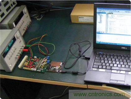 ADuC7026提供可編程電壓，用于評估多電源系統