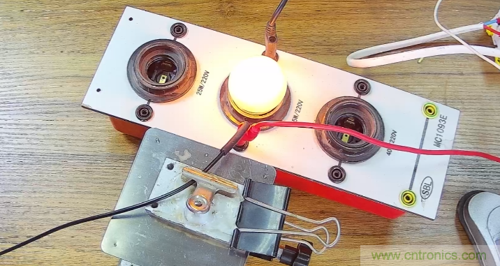電燈泡內通有交流電，為什么看不到燈泡在閃爍？