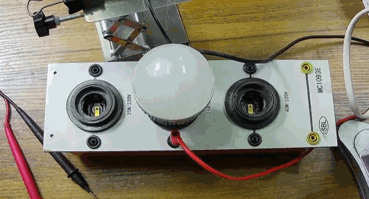 電燈泡內通有交流電，為什么看不到燈泡在閃爍？