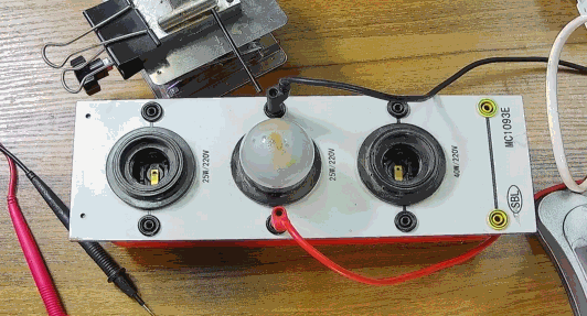電燈泡內通有交流電，為什么看不到燈泡在閃爍？