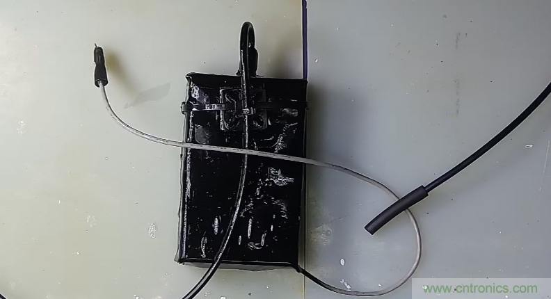 電燈泡內通有交流電，為什么看不到燈泡在閃爍？